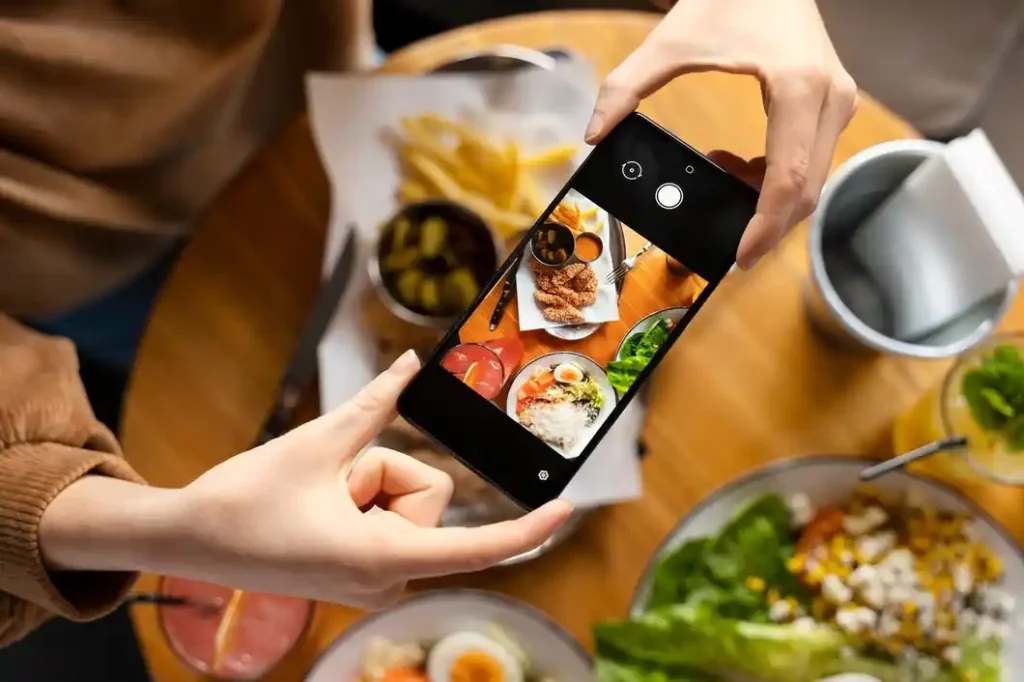 Persona creando contenido para el plan de marketing gastronómico