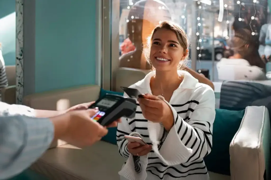 Persona ofreciendo un excelente servicio a cliente