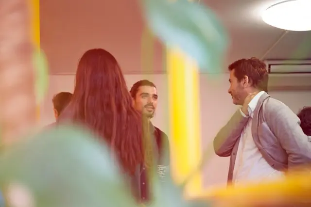 varias personas haciendo networking