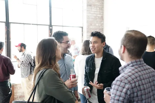 varias personas haciendo networking