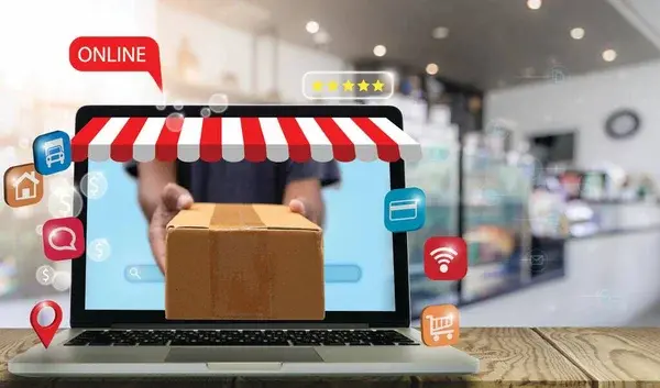pedido saliendo de la pantalla de una computadora como definición de ecommerce
